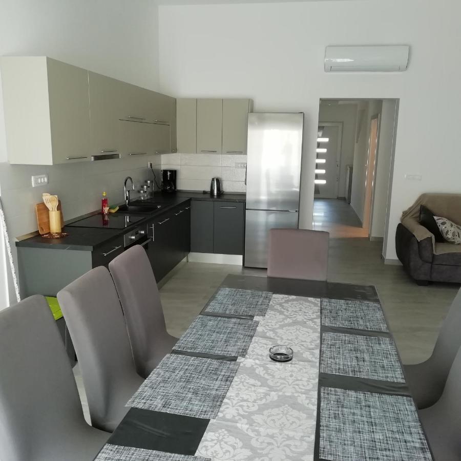 Apartmentt Vinko Bilota Seget Vranjica Exterior foto